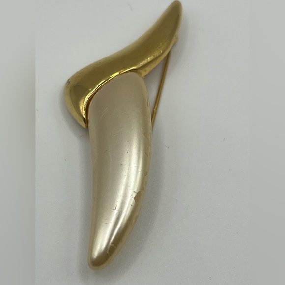 ✨ Vintage Napier Gold & Faux Pearl Tooth Claw Brooch Pin ✨ - Picture 3 of 5